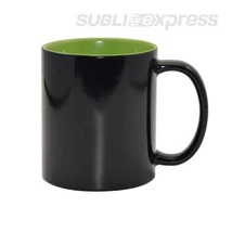 330 ml-es színváltós fekete bögre világoszöld belsővel